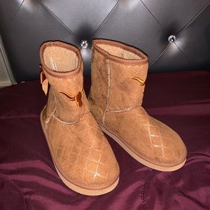 Cute Longhorn short snow boots 😊